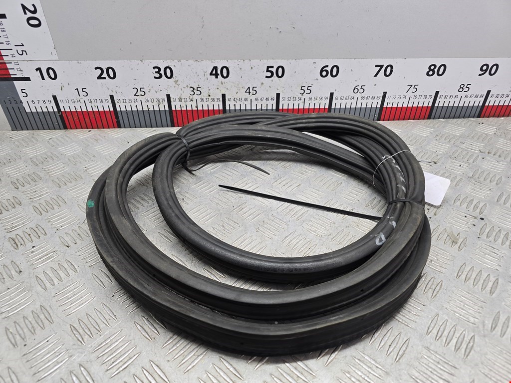 Уплотнитель двери Volkswagen Vento купить в Беларуси