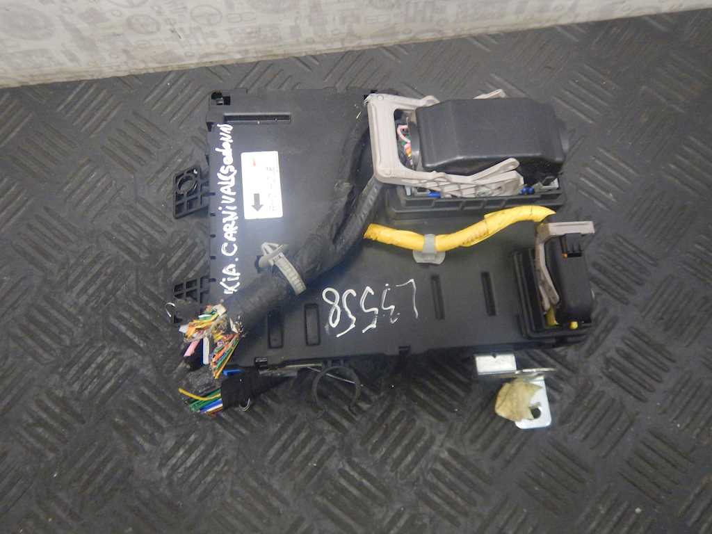 Датчик уровня в бачок омывателя KIA Carnival II 2006-2014