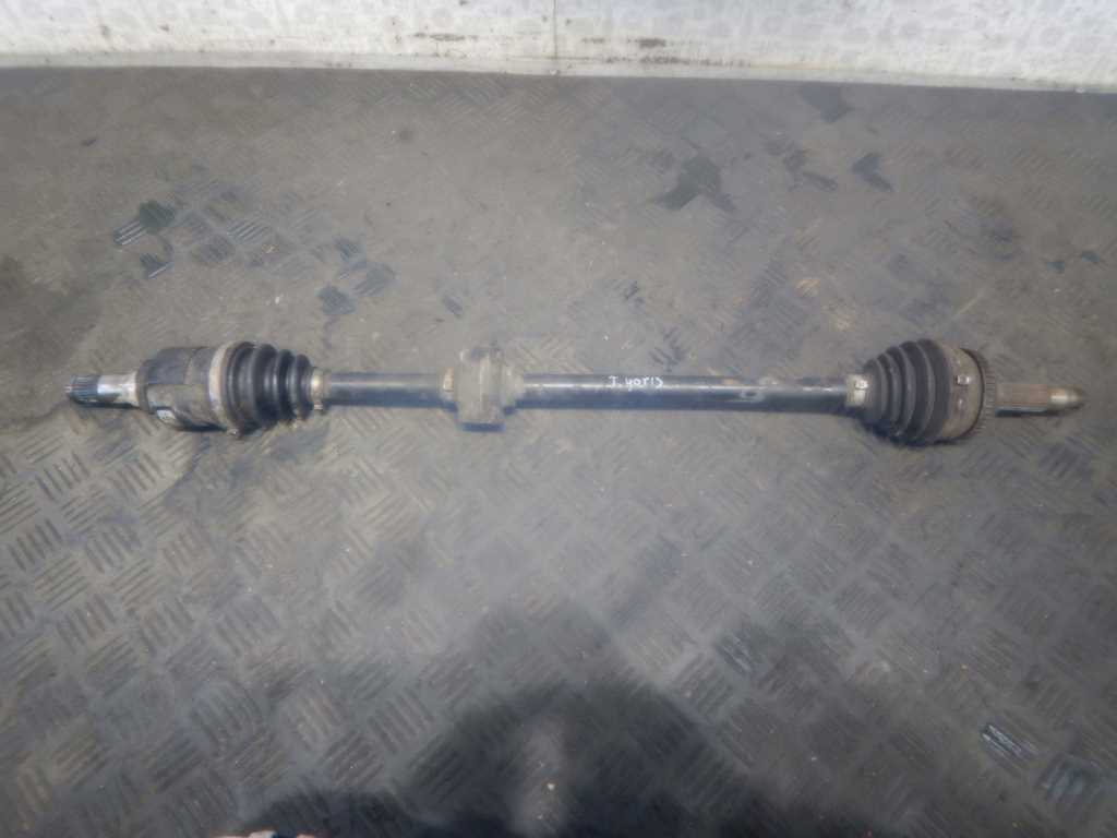 Полуось (привод, приводной вал) передняя правая TOYOTA Yaris 1999-2005