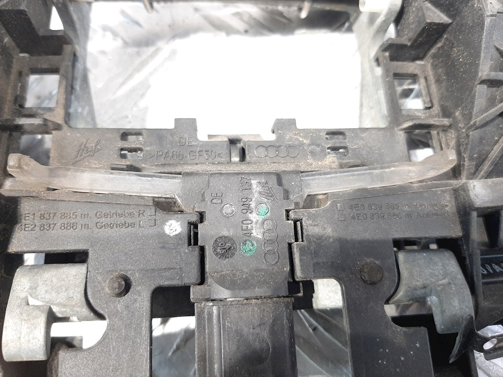 Кронштейн ручки AUDI A8 D3 2003-2010