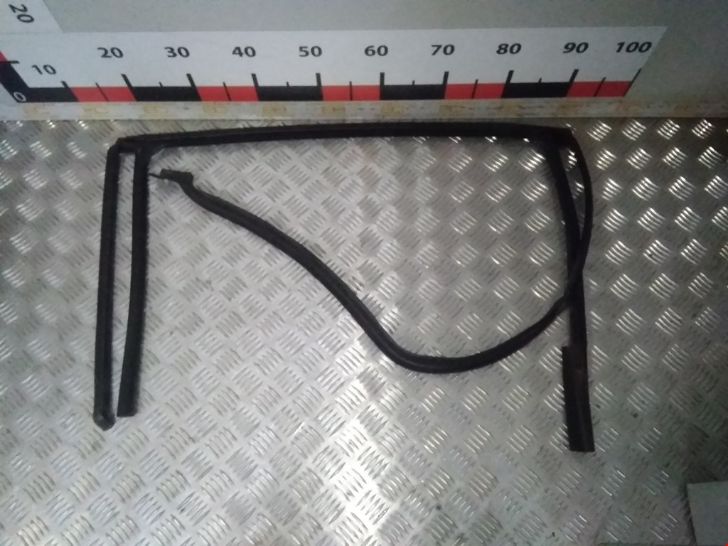 Уплотнитель двери VOLKSWAGEN Passat B5 1997-2005