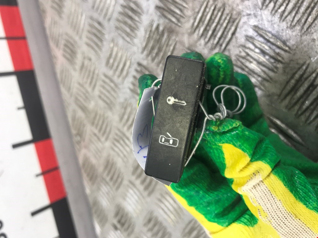 Кнопка центрального замка VOLKSWAGEN Touareg 2002-2010