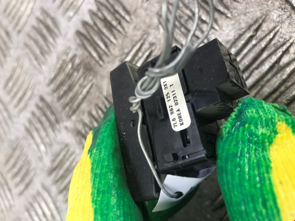 Кнопка центрального замка VOLKSWAGEN Touareg 2002-2010