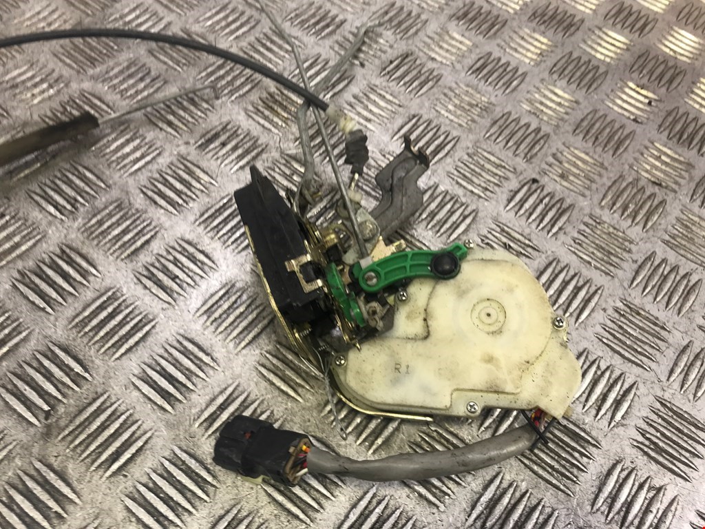 Замок двери передней правой KIA Sorento 2002-2009