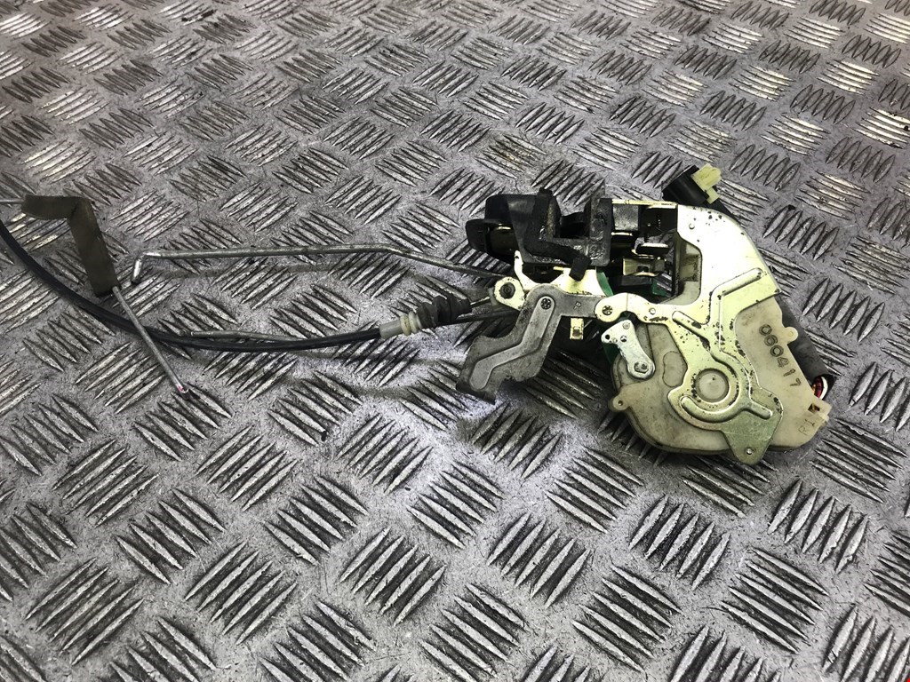 Замок двери передней правой KIA Sorento 2002-2009