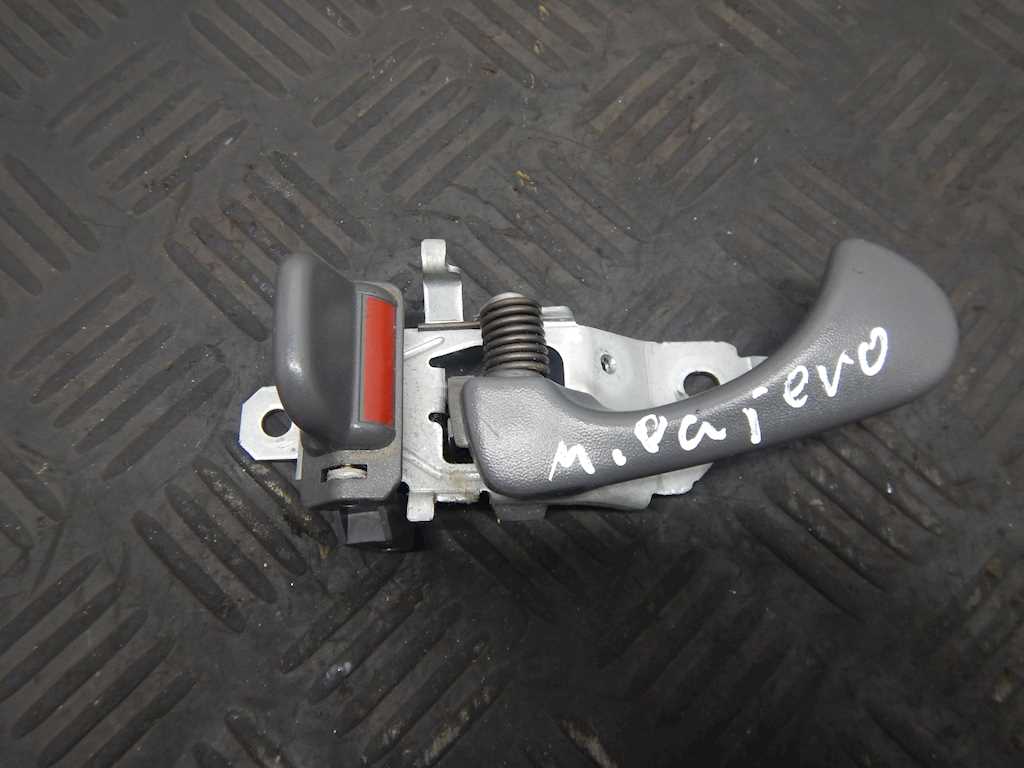 Ручка дверная передняя внутренняя левая MITSUBISHI Pajero Sport 1998-2008