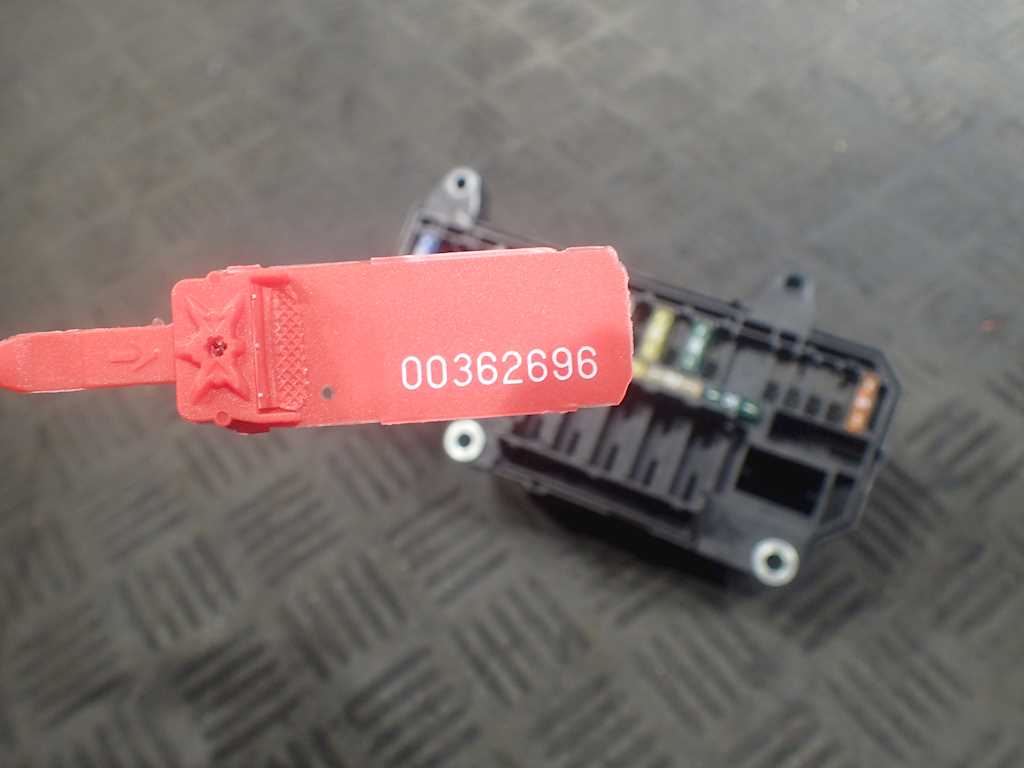 Датчик уровня в бачок омывателя BMW 7er 7 серия E65/E66 2001-2008