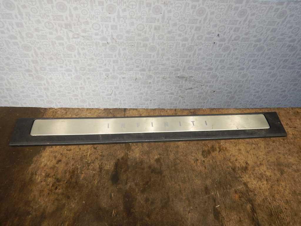Накладка декоративная на порог правая Infiniti QX56 (JA60) (2004-2010)
