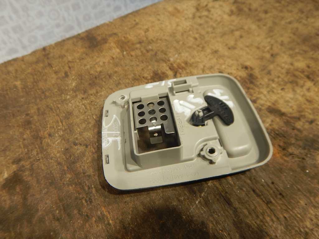 Плафон салонный (салона фонарь) INFINITI QX56/QX80 2004-2010