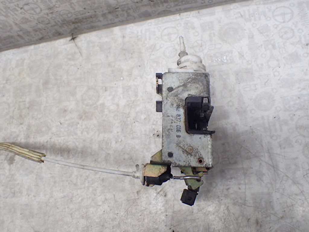 Замок двери передней правой AUDI A6 C4 1994-1997