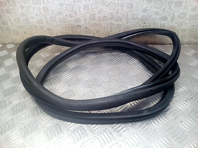 Уплотнитель двери VOLKSWAGEN Touareg 2002-2010