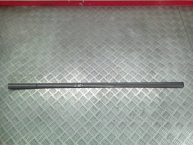 Накладка декоративная (молдинг) двери передней правой Audi A6 C5 (1997-2005)