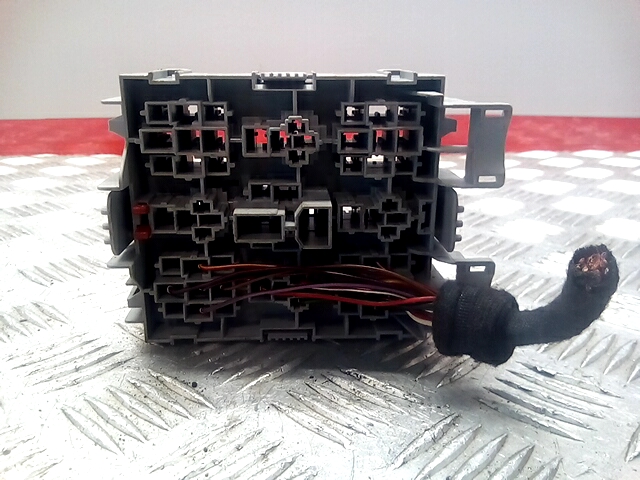 Блок реле VOLKSWAGEN Touareg 2002-2010