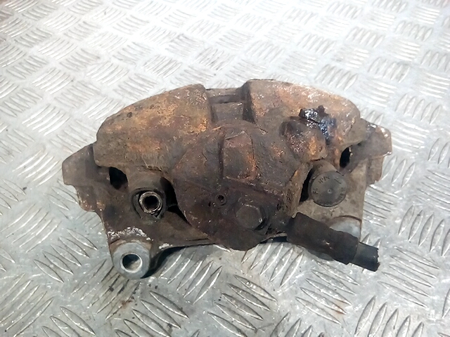 Суппорт передний правый VOLKSWAGEN Passat B7 2011-2015