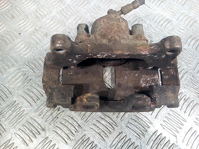 Суппорт передний правый VOLKSWAGEN Passat B7 2011-2015