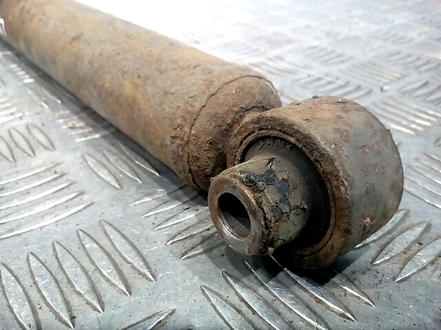 Амортизатор задний левый TOYOTA Auris E150 2006-2012