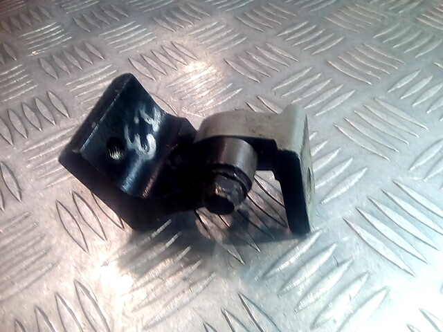 Петля двери задней левой Volkswagen Touareg 1 (2002-2010)