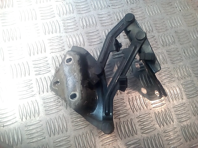 Петля капота левая/правая VOLKSWAGEN Touareg 2002-2010