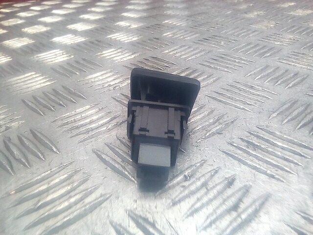 Кнопка аварийной сигнализации (аварийки) TOYOTA Yaris II XP50 2005-2011