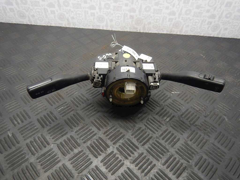 Переключатель поворотов и дворников (стрекоза) Volkswagen Golf 5 (2003-2008)