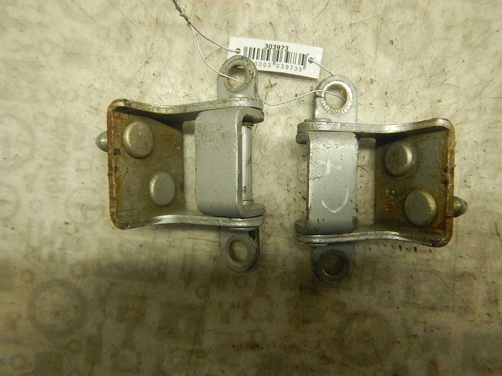 Петля крышки (двери) багажника