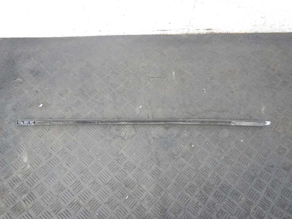 Уплотнитель (внутри) VOLKSWAGEN Passat B5 1997-2005