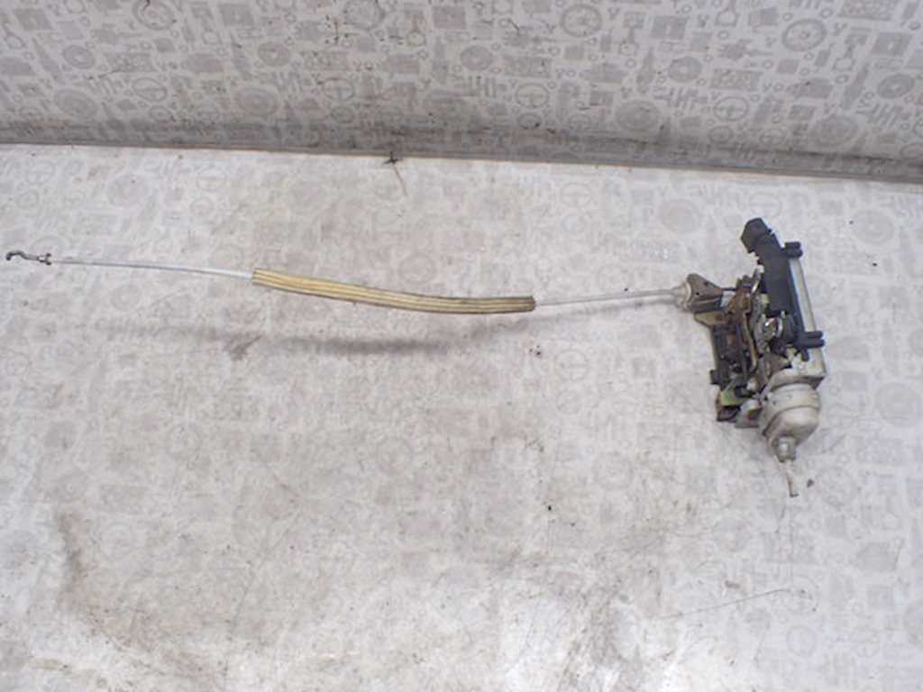 Замок двери передней правой AUDI A6 C4 1994-1997