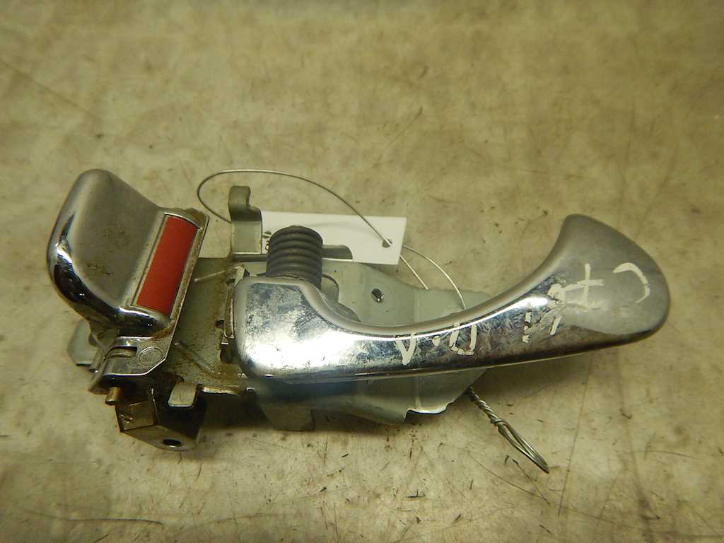 Ручка дверная передняя внутренняя левая MITSUBISHI L200 K6,K7 1996-2006