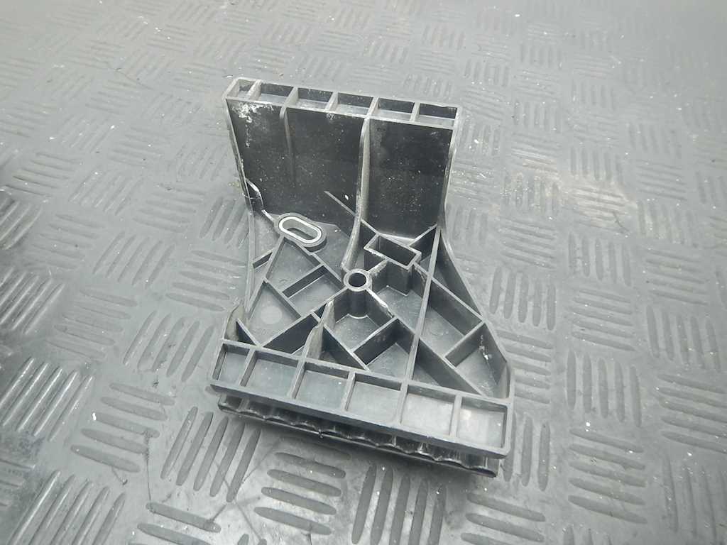 Кронштейн заднего бампера левый правый AUDI A8 D2 1994-2002