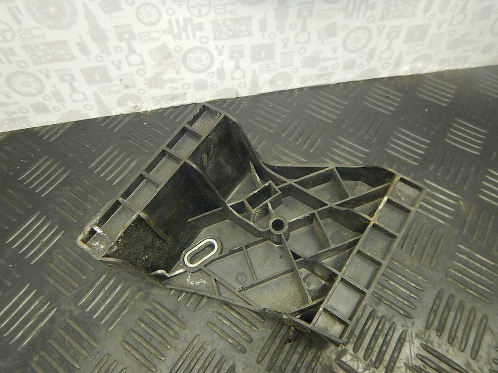 Кронштейн (крепление) заднего бампера левый Audi A8 D2 (1994-2002)