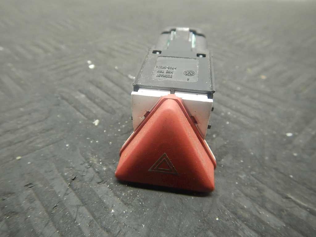 Кнопка аварийной сигнализации (аварийки) VOLKSWAGEN Jetta V 2005-2011