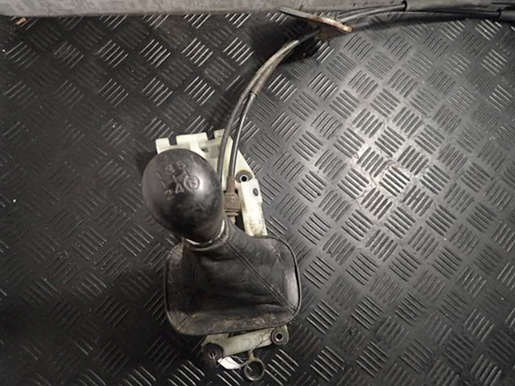 Кулиса (селектор) АКПП/МКПП в салоне TOYOTA RAV 4 XA20 2000-2005