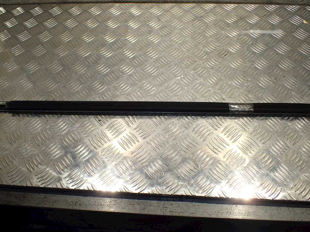 Уплотнитель (внутри) VOLKSWAGEN Passat B6 2005-2011