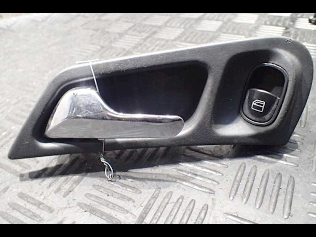 Ручка дверная задняя внутренняя левая MERCEDES-BENZ C-Class C-klasse W203 2000-2007