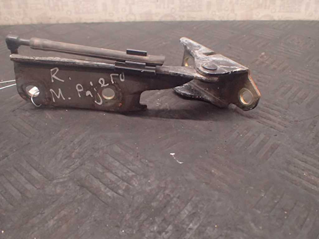 Петля капота левая/правая MITSUBISHI Pajero III 2000-2006