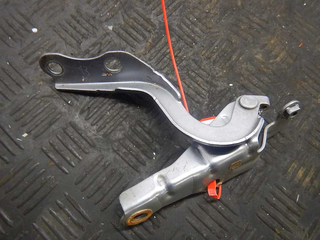 Петля капота левая/правая TOYOTA Previa (Estima) Previa Estima XR30/XR40 2000-2006