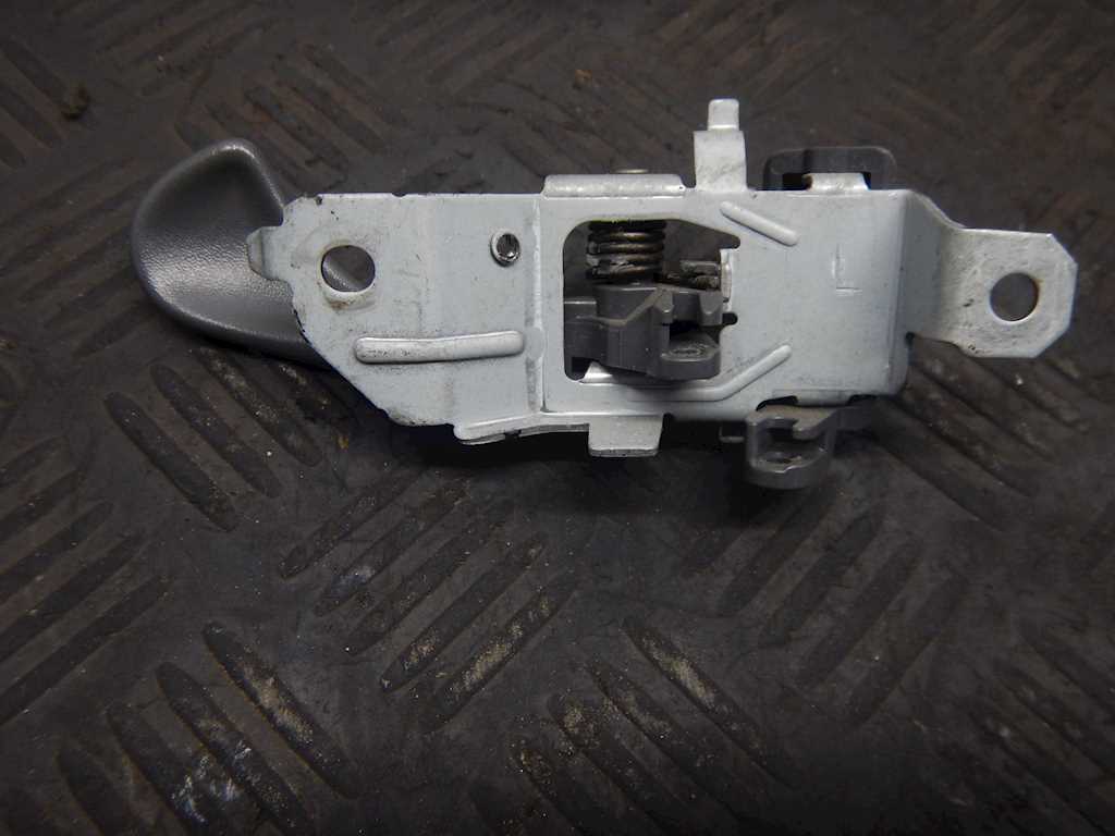 Ручка дверная передняя внутренняя левая MITSUBISHI Pajero Sport 1998-2008