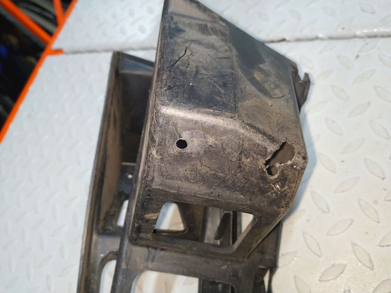 Кронштейн переднего бампера правый FORD Mondeo IV 2007-2015