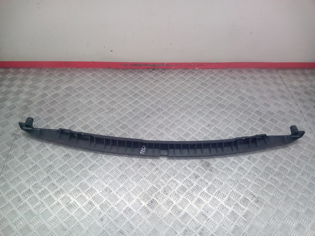 Кронштейн заднего бампера центральный VOLKSWAGEN Touareg 2002-2010