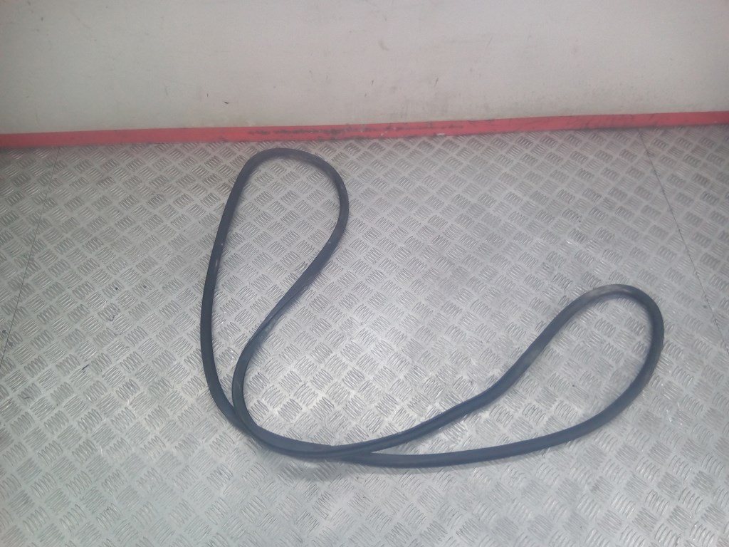 Уплотнитель двери VOLKSWAGEN Touareg 2002-2010