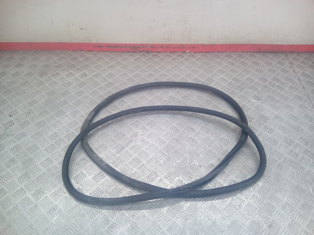 Уплотнитель двери VOLKSWAGEN Touareg 2002-2010