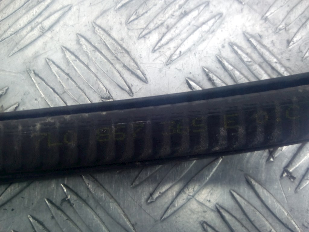 Уплотнитель двери VOLKSWAGEN Touareg 2002-2010