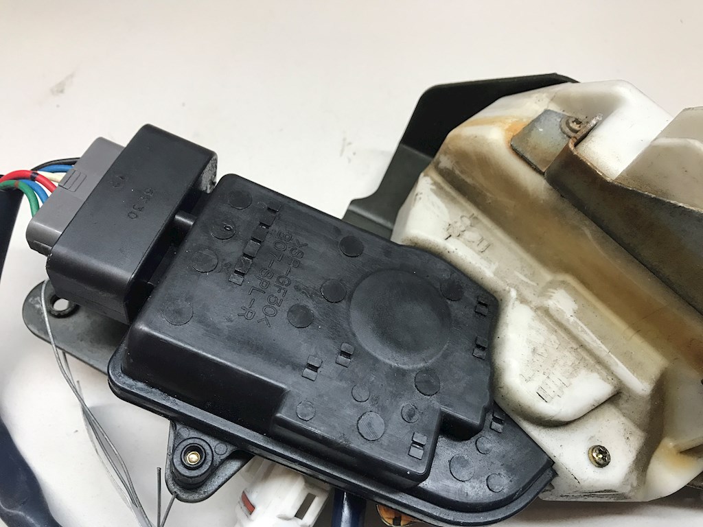 Замок двери передней правой SUZUKI Liana 2001-2008