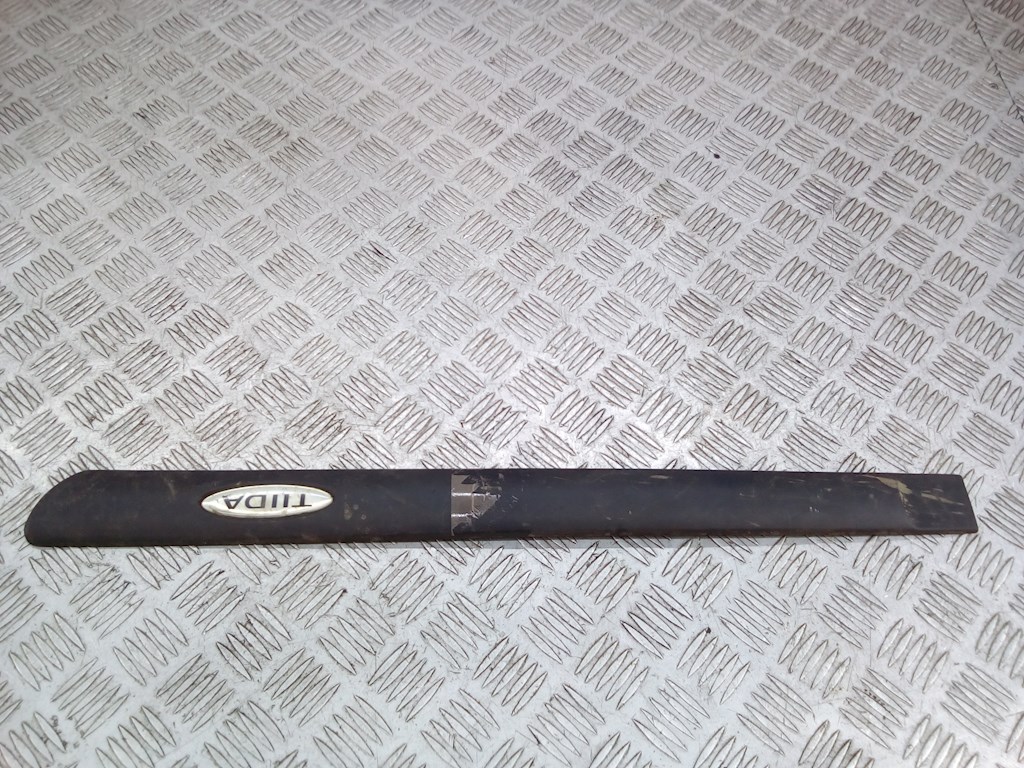 Накладка (молдинг) двери задней левой Nissan Tiida 1 (C11) (2004-2013)