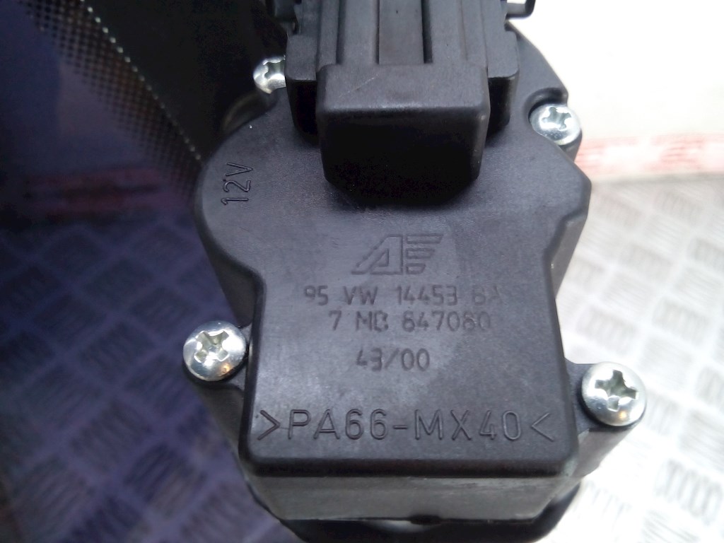 Стекло кузовное глухое правое SEAT Alhambra 1996-2010