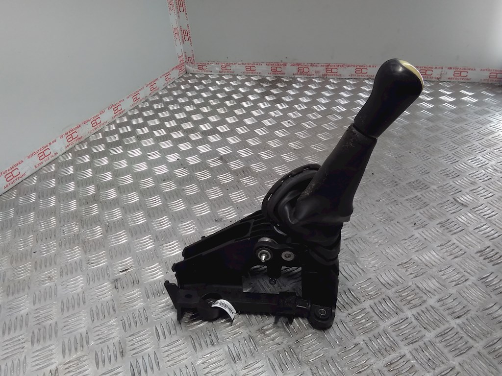 Кулиса (селектор) АКПП/МКПП в салоне TOYOTA Yaris II XP50 2005-2011