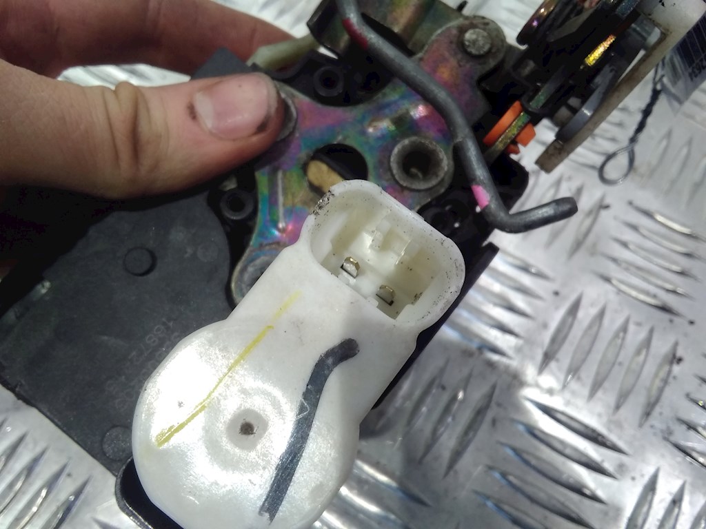 Замок двери задней левой CHEVROLET Tahoe II 2000-2006