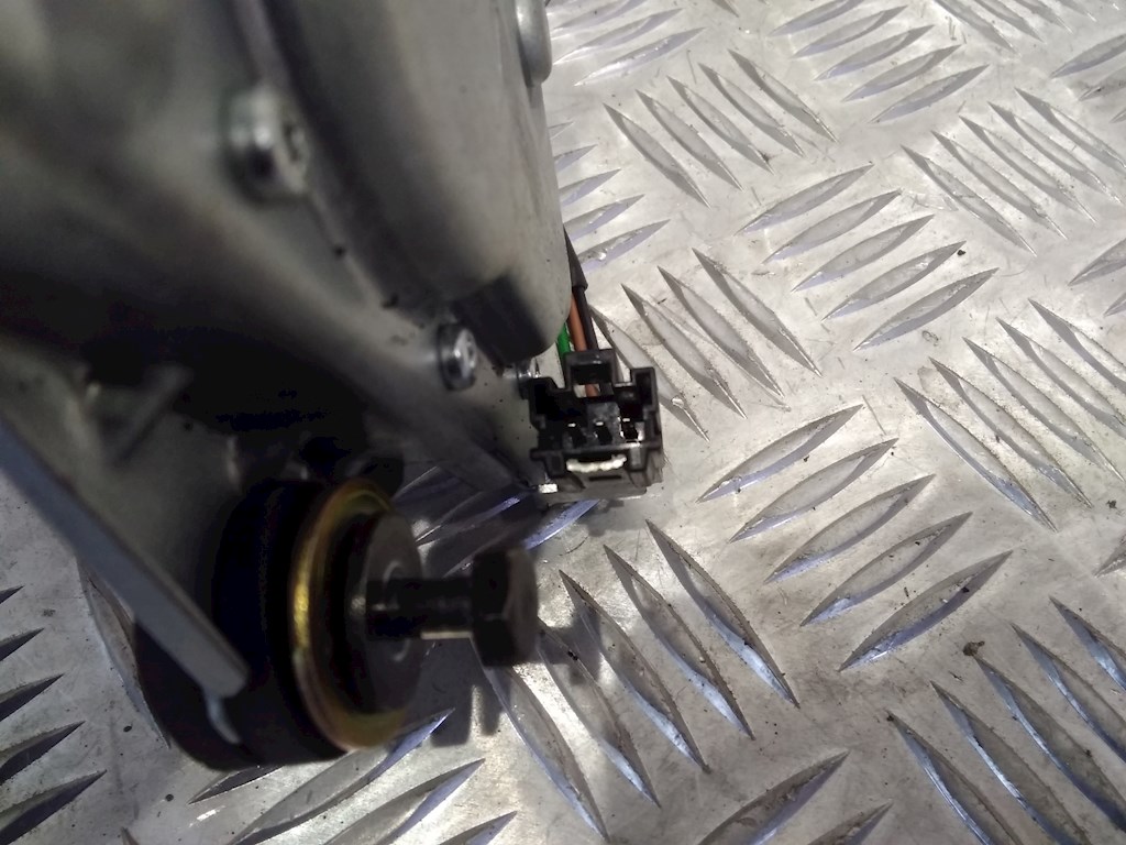 Моторчик стеклоочистителя задний MITSUBISHI Carisma 1995-1999