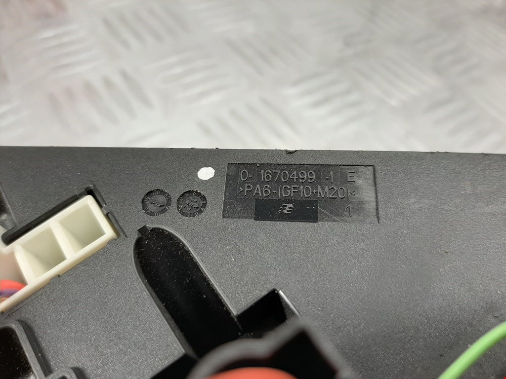 Датчик уровня в бачок омывателя BMW 5er 5 серия F10/F11/F07 2009-2017