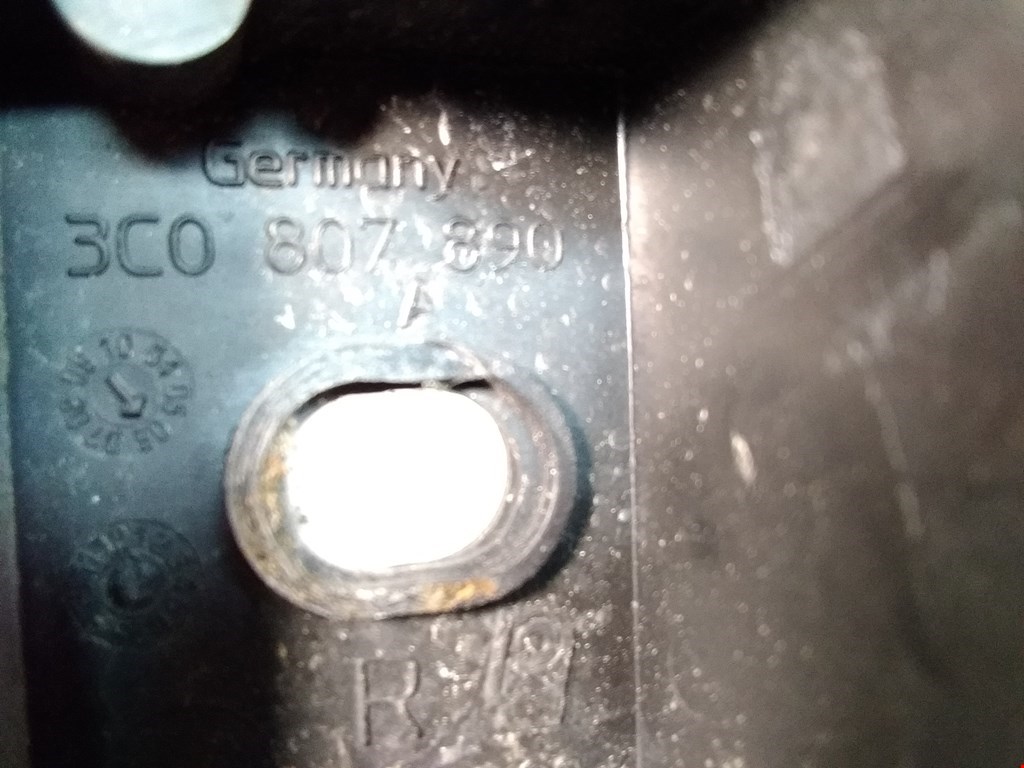 Кронштейн переднего бампера правый VOLKSWAGEN Passat B6 2005-2011